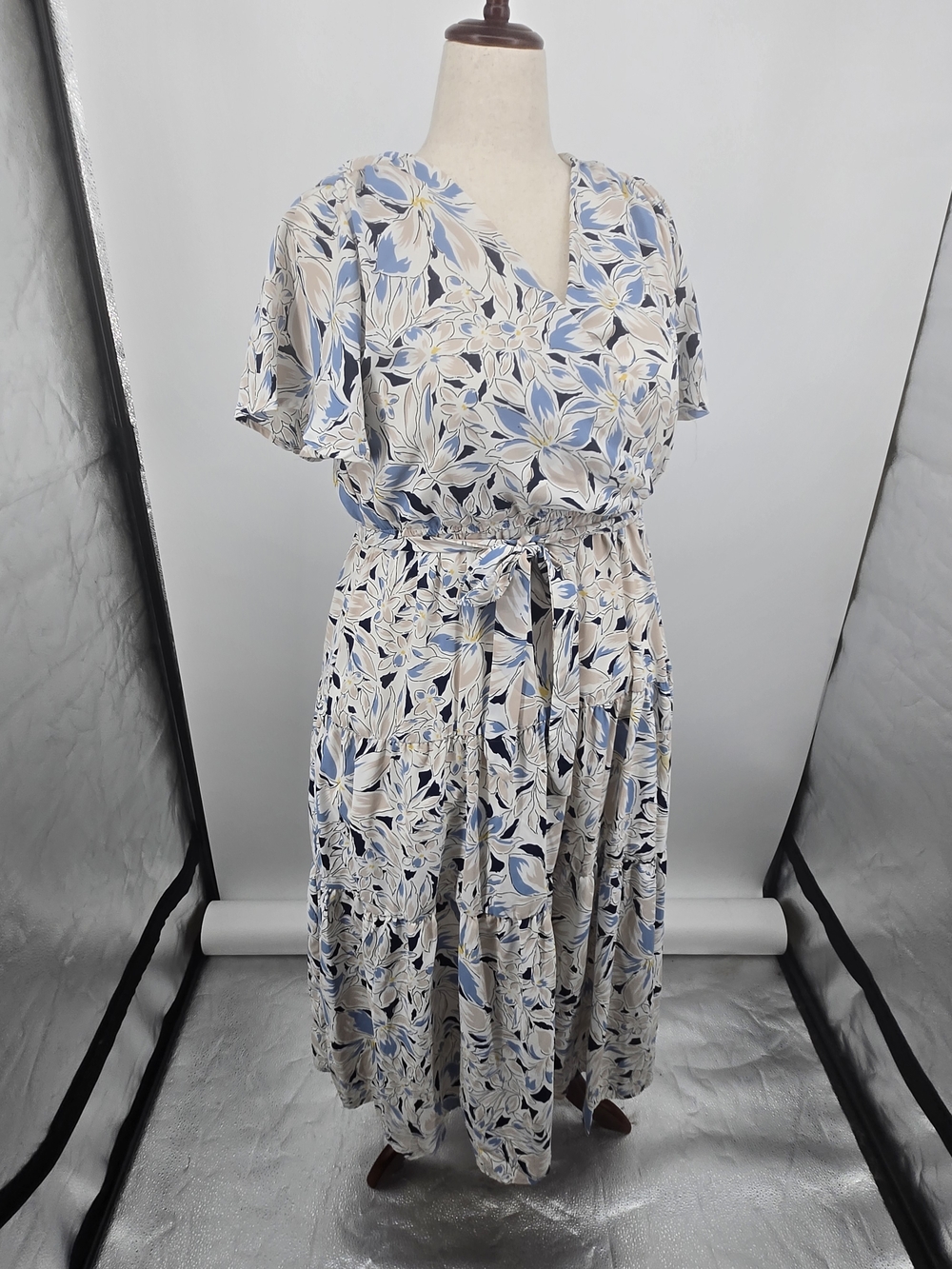 Hayden Light Blue and Beige Floral Midi Dress Large (7661)